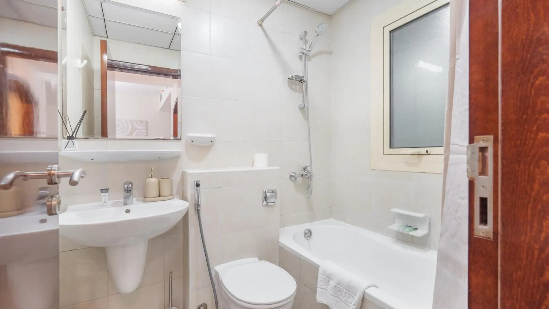 1 Bedroom Apartment With A City View And Sleeps 4 Dubai